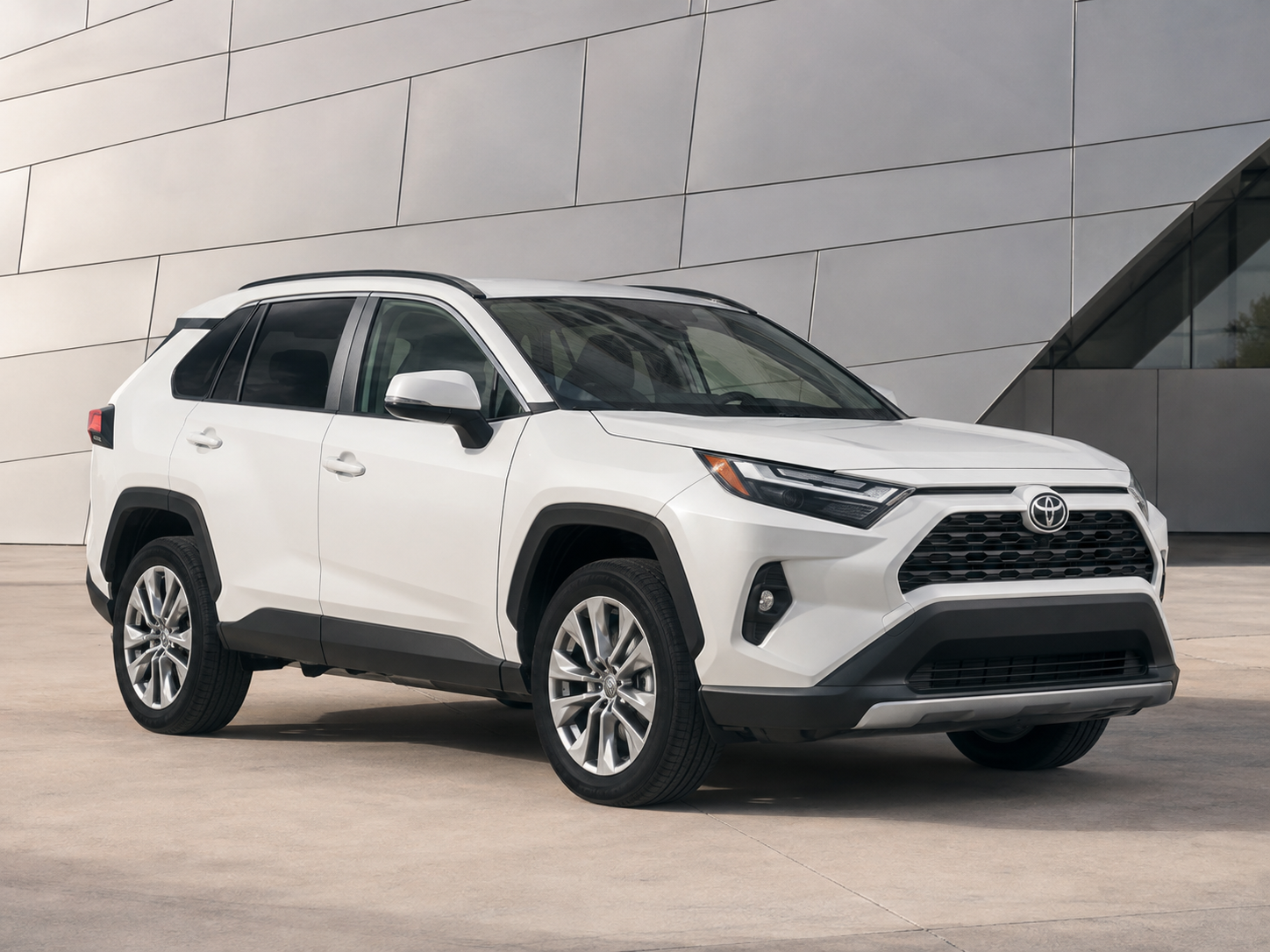Белый Toyota RAV4 у современной архитектуры